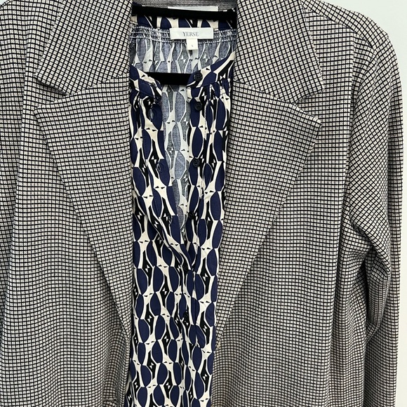 NWOT Yerse long sleeve blouse with gathered neck & sleeves. - Picture 10 of 10